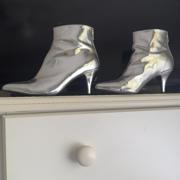 Urban Outfitters Silver Reflective Kitten Heeled Pointed Boots - Picture 4 of 4